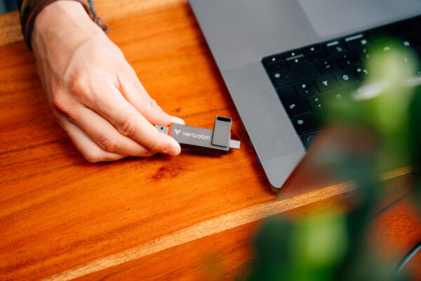Memorie Verbatim Dual QuickStick. Capacity: 512 GB, Device interface: USB Type-A / USB Type-C, USB version: 3.2 Gen 1 (3.1 Gen 1), Read speed: 550 MB/s, Write speed: 500 MB/s. "32042" Memorie Verbatim Dual QuickStick. Capacity: 512 GB, Device interface: USB Type-A / USB Type-C, USB version: 3.2 Gen 1 (3.1 Gen 1), Read speed: 550 MB/s, Write speed: 500 MB/s. "32042"