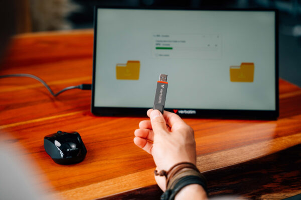 Memorie Verbatim Dual QuickStick. Capacity: 512 GB, Device interface: USB Type-A / USB Type-C, USB version: 3.2 Gen 1 (3.1 Gen 1), Read speed: 550 MB/s, Write speed: 500 MB/s. "32042" Memorie Verbatim Dual QuickStick. Capacity: 512 GB, Device interface: USB Type-A / USB Type-C, USB version: 3.2 Gen 1 (3.1 Gen 1), Read speed: 550 MB/s, Write speed: 500 MB/s. "32042"