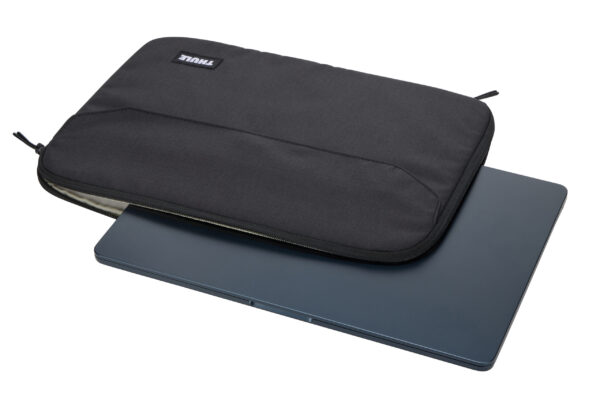 Husa laptop THULE Lithos MacBook Air 15", Black TLS115 3205458 Husa laptop THULE Lithos MacBook Air 15", Black TLS115 3205458
