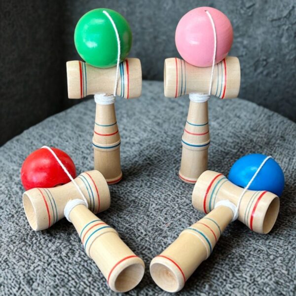 Kendama din lemn natur 16x6,5 cm cu bilă color Kendama din lemn natur 16x6,5 cm cu bilă color