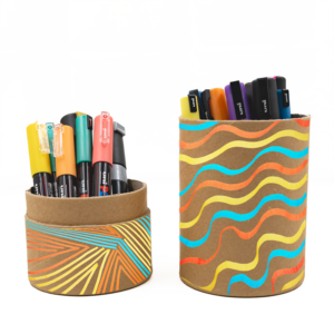Pachet exclusiv Uni Posca cu 18 markere diverse și cutie kraft personalizabilă