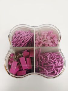 Set agrafe, clipsuri și pioneze pentru panou plută Curvie Pink Mas